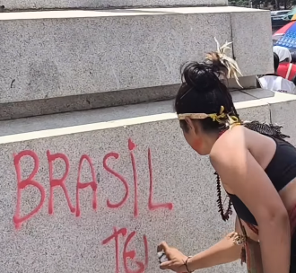 Mulher foi presa após pichar monumento em BH por Reprodução