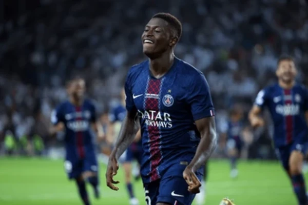 Nuno Mendes (PSG) por Shutterstock 