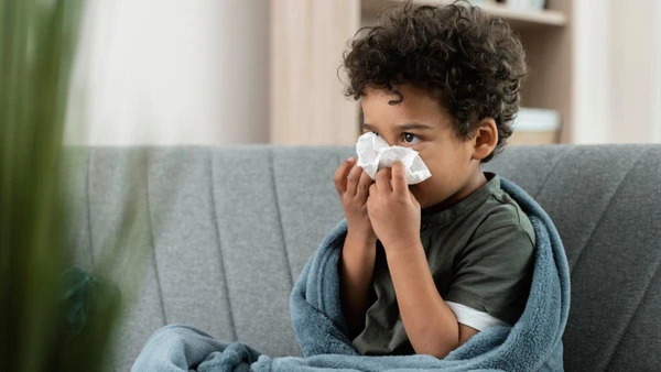 O xarope de cebola com mel pode ajudar a aliviar tosse com catarro, mas não substitui cuidados médicos e é contraindicado para menores de 1 ano