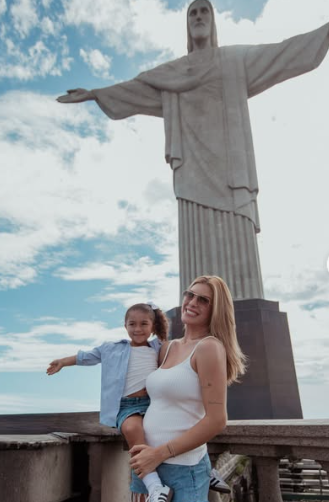 Primeira vez de Lore, Liz e família no Cristo Redentor (RJ) por Reprodução / Instagram