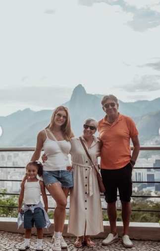 Primeira vez de Lore, Liz e família no Cristo Redentor (RJ) por Reprodução / Instagram