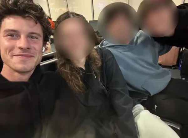 Selfie de Shawn Mendes com os fãs  por Reprodução/Redes Sociais 