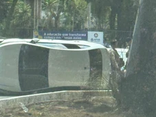 Imagem - Motorista perde controle e carro capota no Vale do Canela