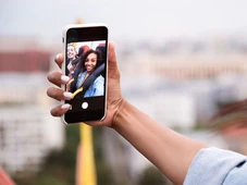 Imagem - Só paranoia? O que explica cada vez mais pessoas cobrirem as câmeras dos celulares com fita adesiva