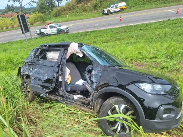 Acidente destruiu carro por Divulgação
