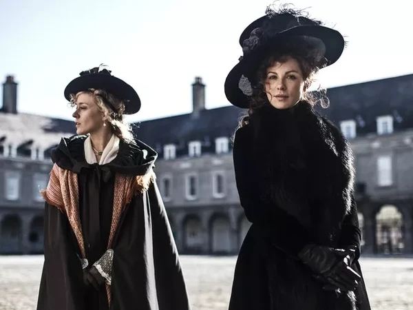 Amor & Amizade (2016) - Baseado na novela “Lady Susan”, acompanha uma viúva manipuladora que usa charme e intrigas para garantir bons casamentos por Divulgação