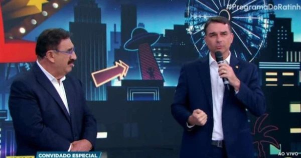 Após polêmicas, Ratinho recebe Flávio Bolsonaro