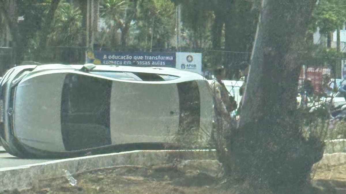 Carro capota em avenida de Salvador