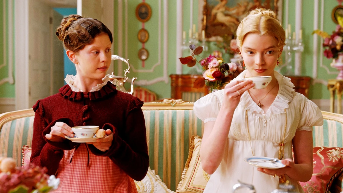 Emma (2020) - Anya Taylor-Joy vive a jovem rica e confiante que tenta unir casais, mas amadurece ao confrontar seus próprios erros por Divulgação