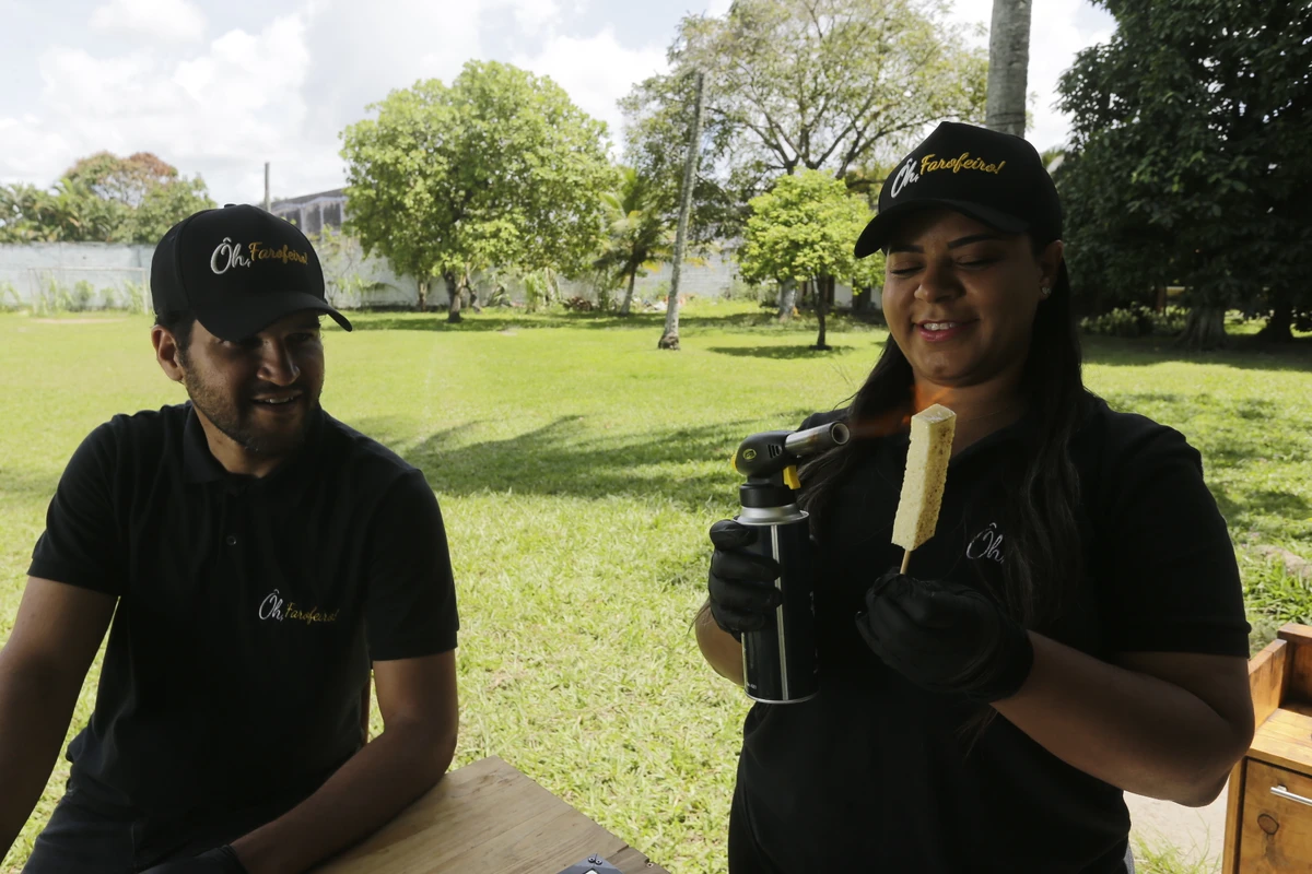"Oh Farofeiro!" leva o espírito churrasqueiro para festas de Salvador por Arisson Marinho/CORREIO