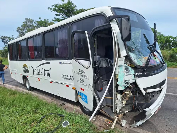 Ônibus atingido por Reprodução