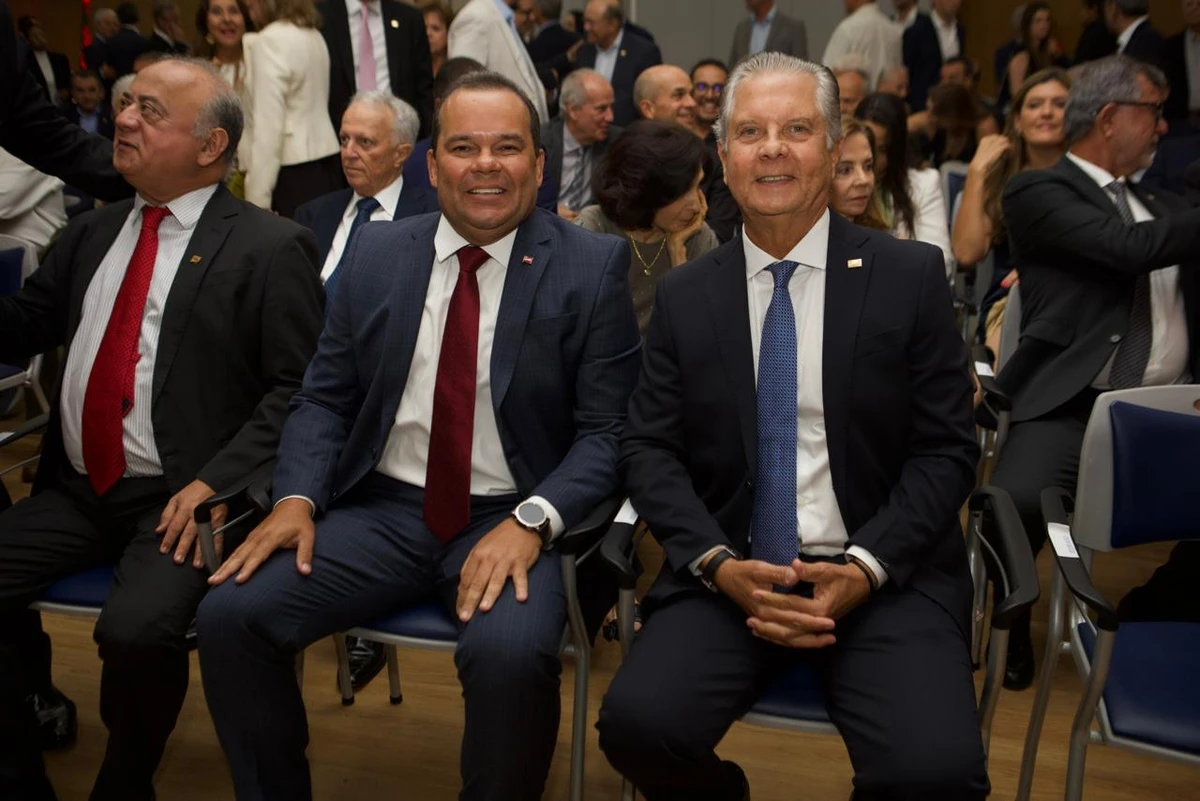 Carlos Henrique Passos, presidente da Fieb, Geraldo Júnior, vice-governador do Estado e Eduardo Bastos, presidente eleito do Sinduscon-BA. por Rafa Caribé/Divulgação