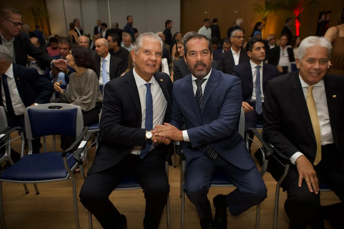 Eduardo Bastos cumprimentando Alexandre Landim, e Geraldo Menezes, à direita por Rafa Caribé/Divulgação