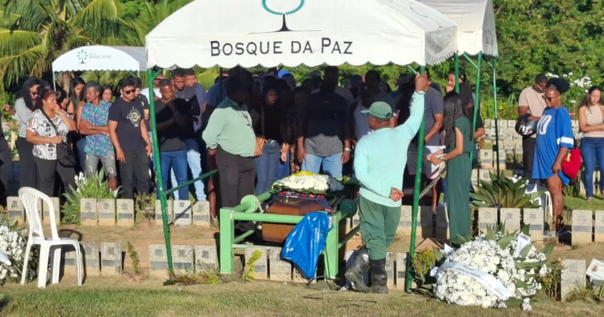 Imagem - Corpos de técnicos de internet mortos no Alto do Cabrito são enterrados em Salvador