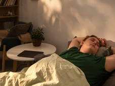 Imagem - Só consegue dormir de coberta mesmo no calor? A psicologia tem uma explicação pra você