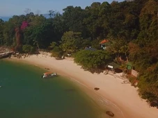 Imagem - Essa ilha a 1 km de paraíso brasileiro se destaca por águas cristalinas e é destino certo para famílias no verão