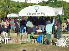 Imagem - Corpos de técnicos de internet mortos no Alto do Cabrito são enterrados em Salvador