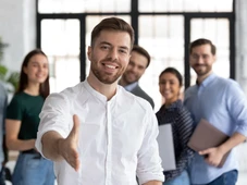 Imagem - Procurando uma renda extra? Seu inglês pode garantir a melhor vaga temporária do fim do ano e verão