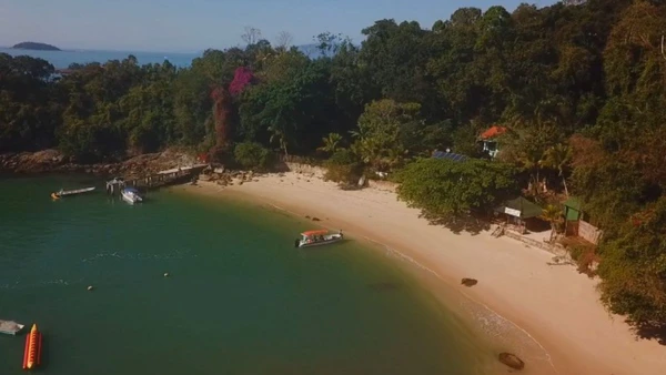 Conheça a ilha em Paraty que atrai famílias por ter águas calmas e um ambiente acolhedor