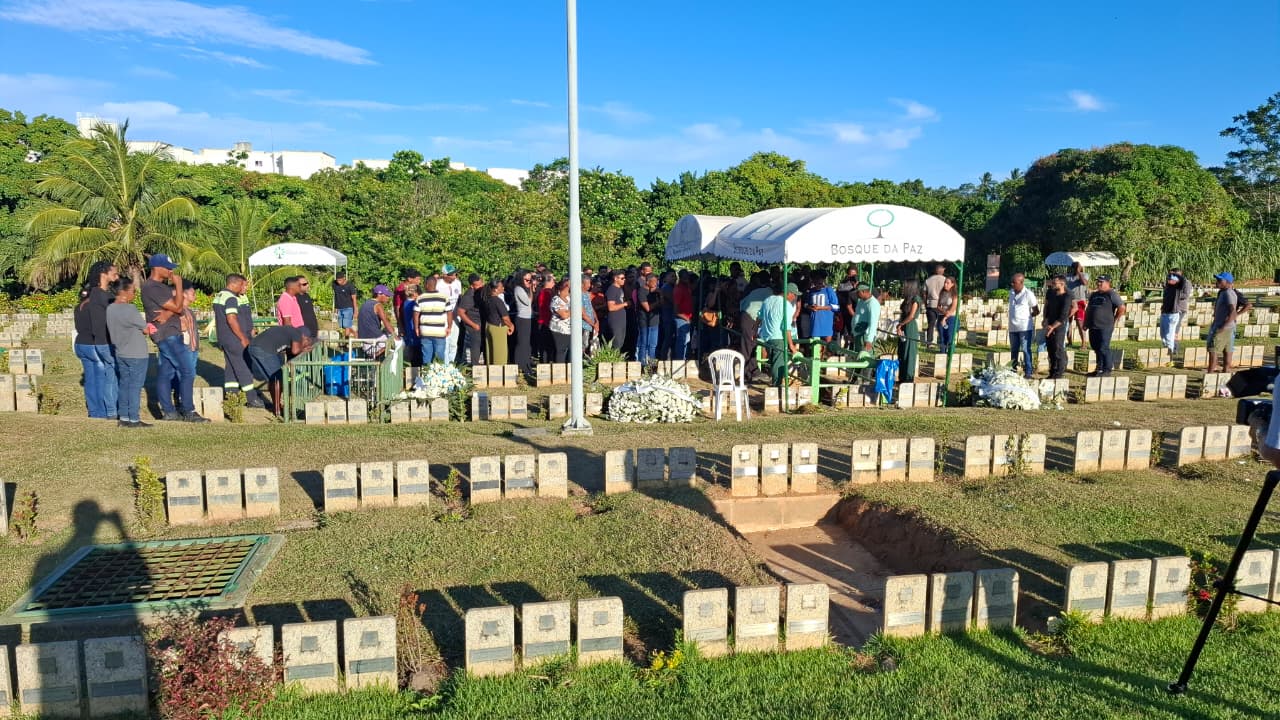 Corpos dos técnicos foram sepultados nesta quarta (17) por Gilberto Barbosa/CORREIO