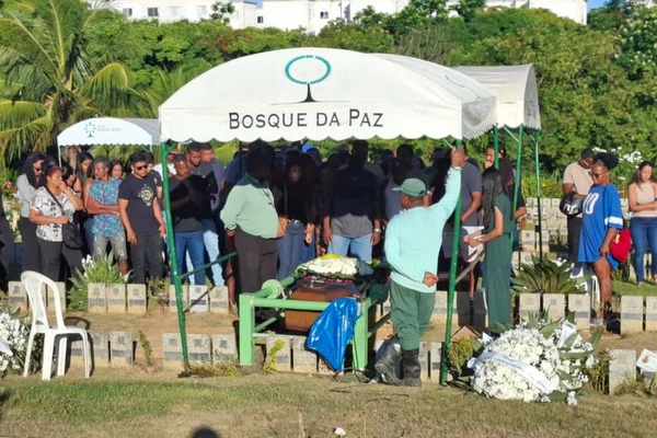 Corpos dos técnicos foram sepultados nesta quarta (17)