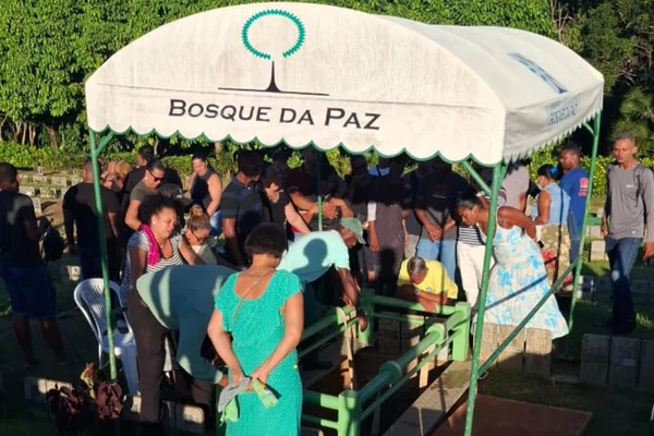 Corpos dos técnicos foram sepultados nesta quarta (17) por Gilberto Barbosa/CORREIO