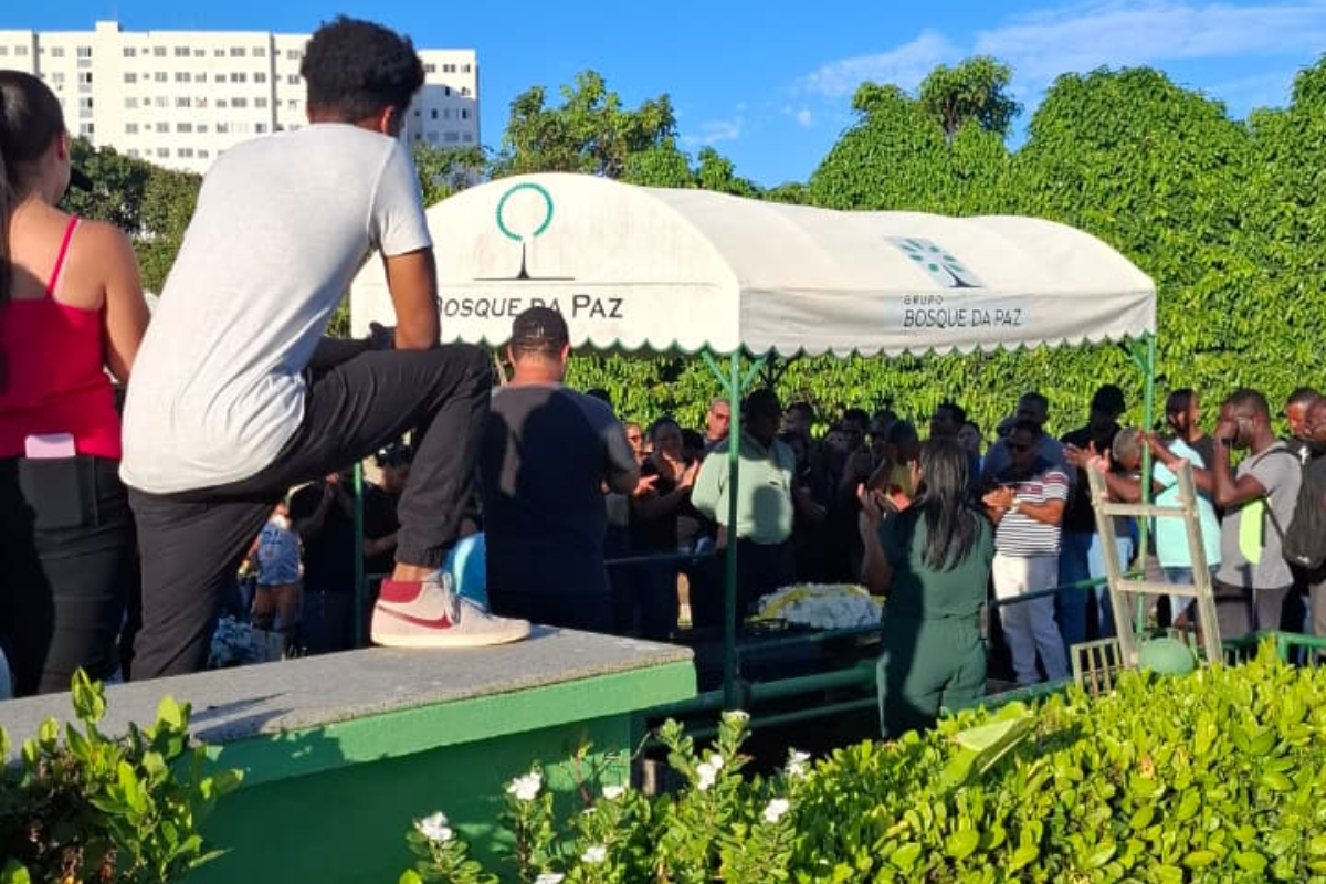 Corpos dos técnicos foram sepultados nesta quarta (17) por Gilberto Barbosa/CORREIO