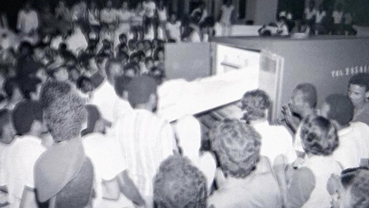 Corpos sendo removidos por Hipólito Pereira/Arquivo CORREIO