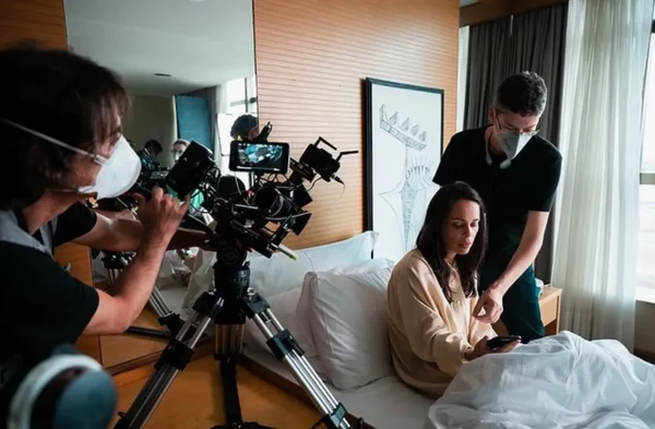 Gisele Frade em cena do filme "O vazio de domingo a tarde" por Reprodução 