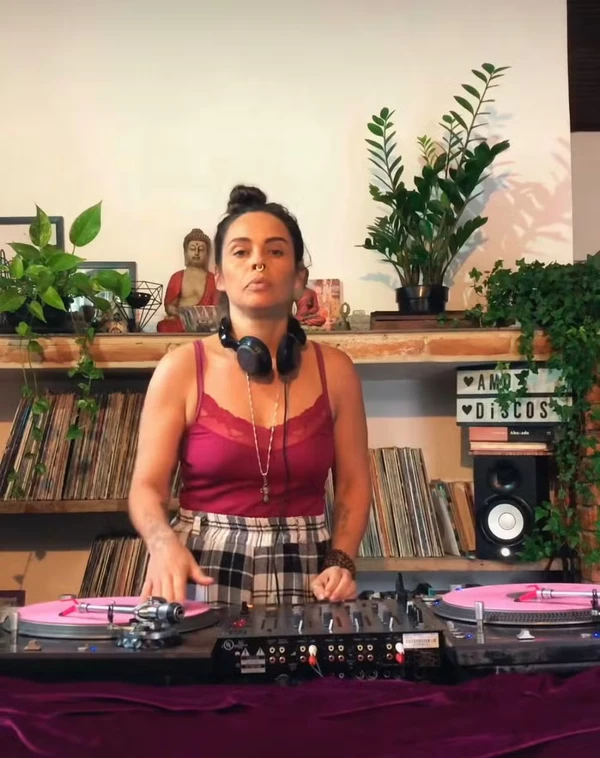Gisele Frade trabalha como DJ  por Reprodução 