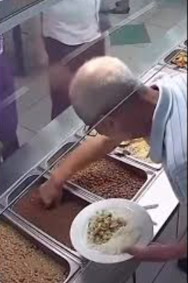 Idoso retirou dentadura da comida por Reprodução | Redes Sociais