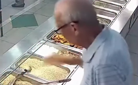 Idoso retirou dentadura da comida por Reprodução | Redes Sociais