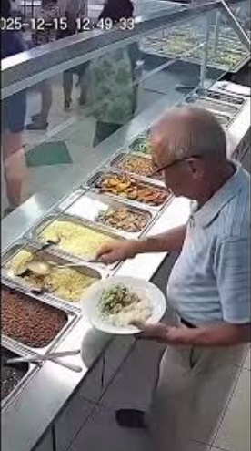 Idoso retirou dentadura da comida por Reprodução | Redes Sociais