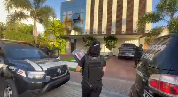 Mansão em Feira de Santana é alvo de operação que investiga esquema ligado ao PCC por Divulgação PC-BA