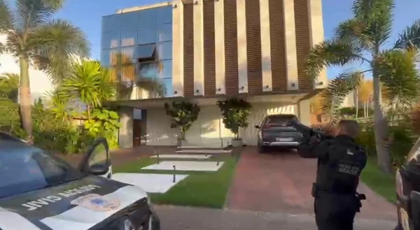 Mansão em Feira de Santana é alvo de operação que investiga esquema ligado ao PCC