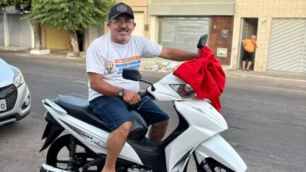 Pais de alunos fazem vaquinha para comprar moto de presente de Natal para porteiro de escola