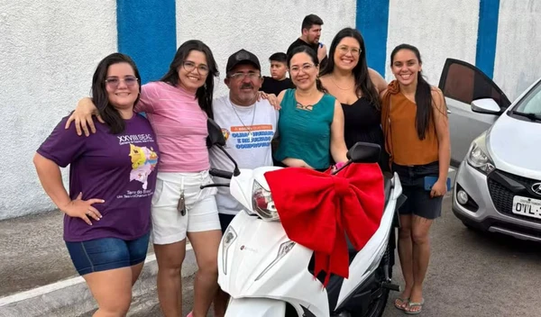 Pais de alunos fazem vaquinha para comprar moto de presente de Natal para porteiro de escola por Reprodução