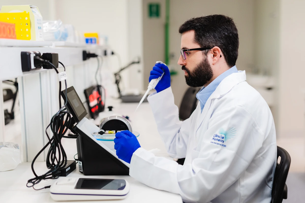 O cientista Thyago Calvo no novo laboratório do programa Ciência Pioneira no IDOR São Paulo por Divulgação/Rede D'Or
