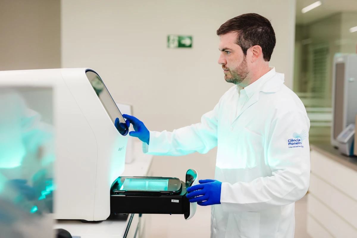 O cientista Bruno Solano no novo laboratório do programa Ciência Pioneira no IDOR São Paulo  por Divulgação/Rede D'Or