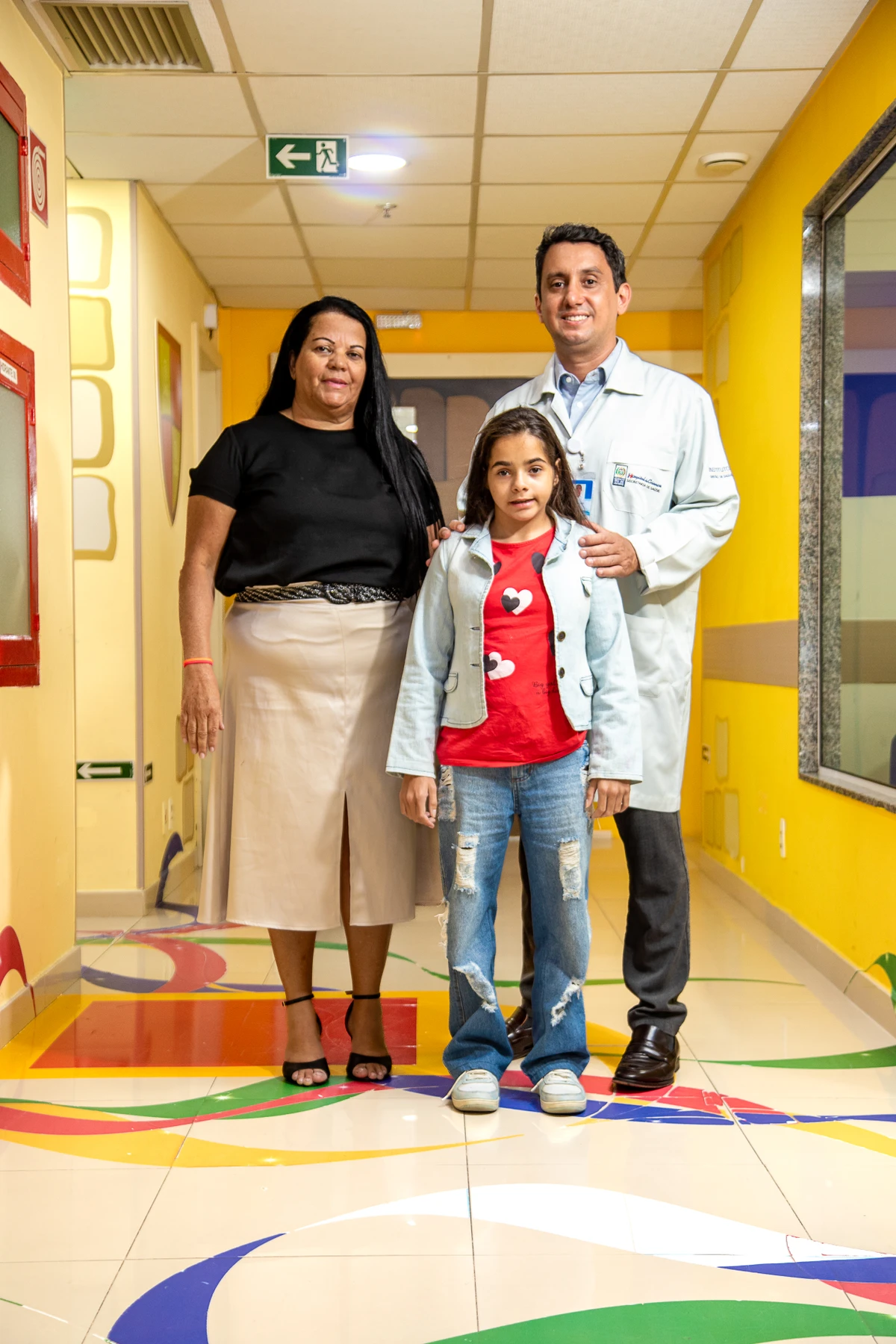 O médico Ricardo Ribas com Fátima Aparecida Farias e a filha
dela, Vitória Farias Soares por Divulgação/Rede D'Or