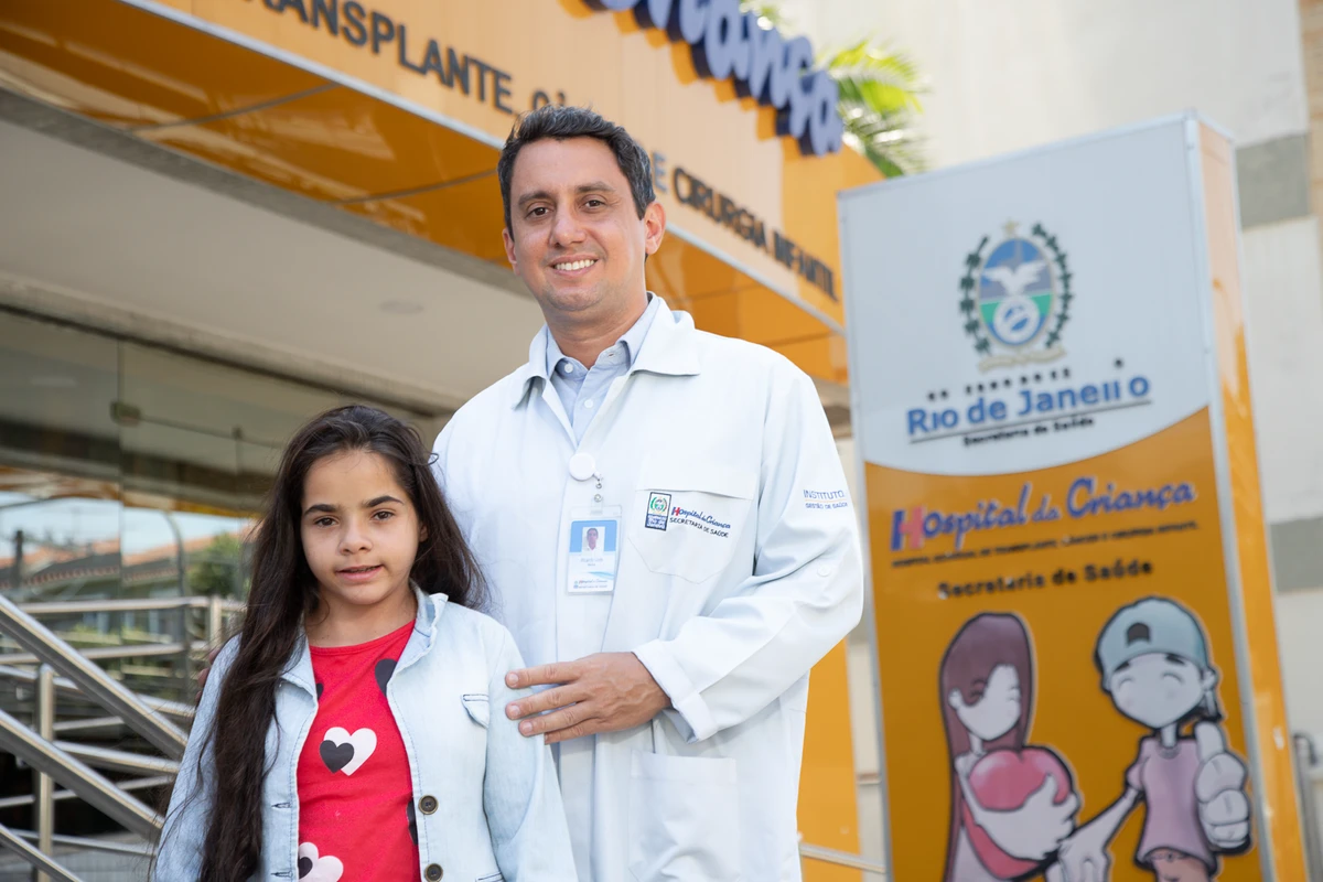 O médico Ricardo Ribas com a Vitória Farias Soares por Divulgação/Rede D'Or