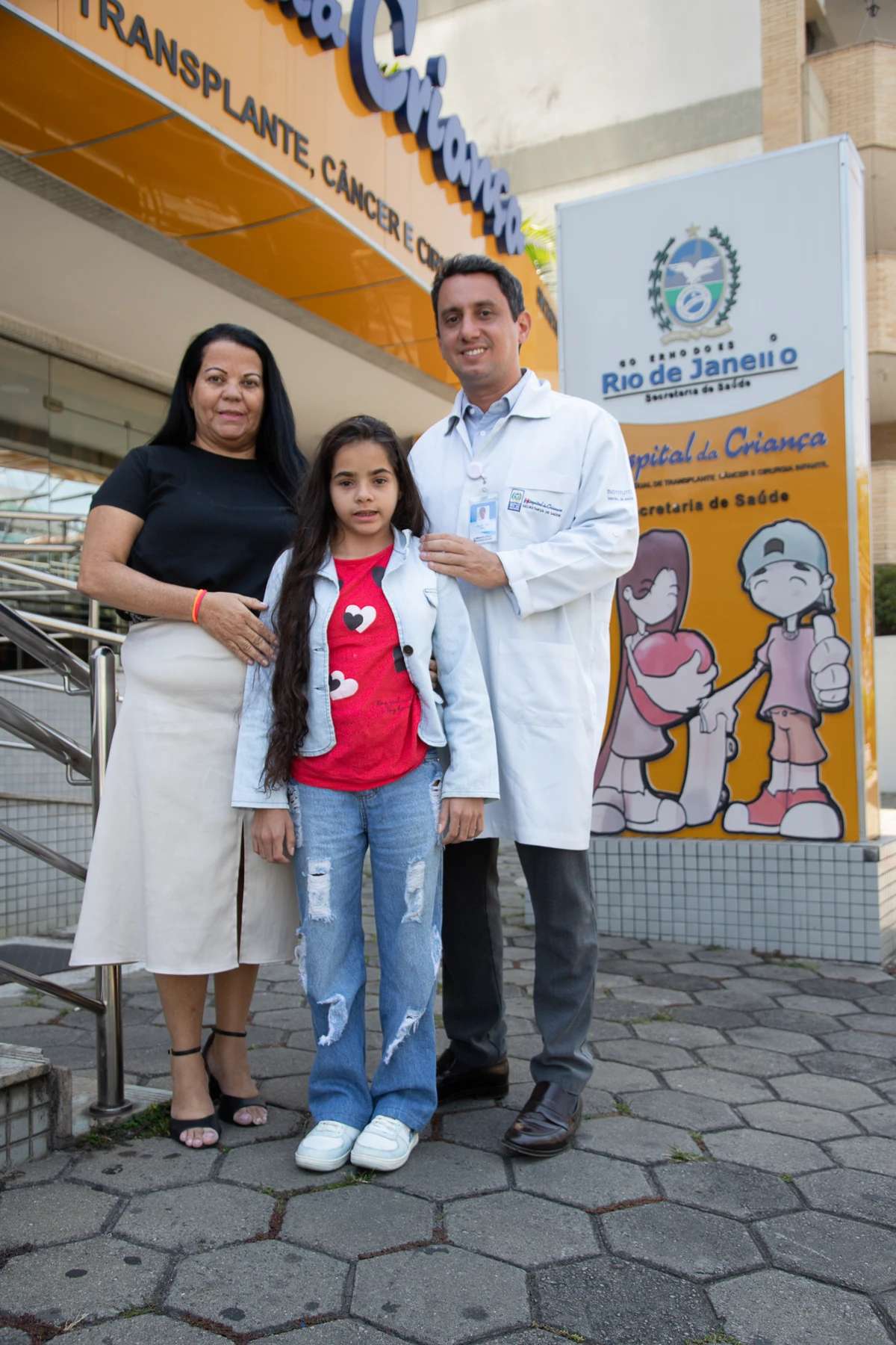 O médico Ricardo Ribas com Fátima Aparecida Farias e a filha
dela, Vitória Farias Soares por Divulgação/Rede D'Or