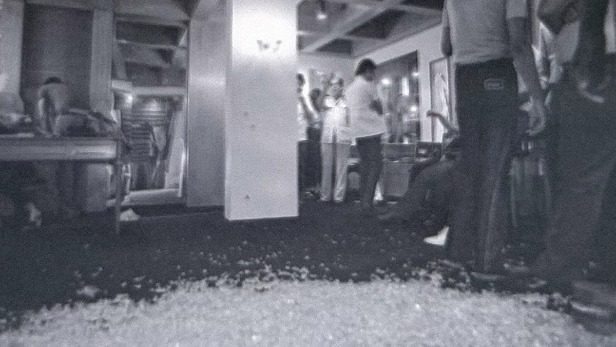 Vidros quebrados dentro da joalheria por Hipólito Pereira/Arquivo CORREIO