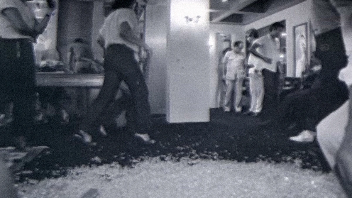 Vidros quebrados dentro da joalheria por Hipólito Pereira/Arquivo CORREIO