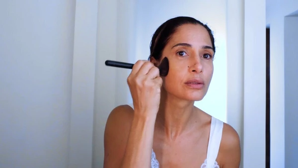 Camila Pitanga mostra sua rotina de beleza em vídeo para VOGUE por Reprodução/YouTube 