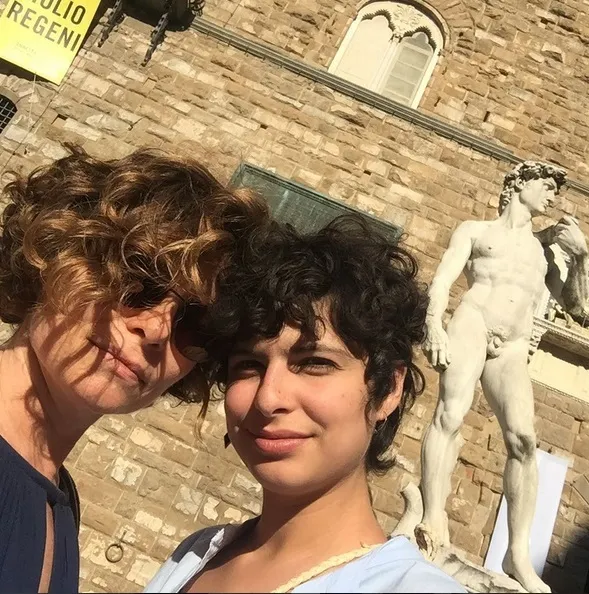 Débora Bloch e a Julia Anquier posam com a escultura de Davi, obra prima de Michelângelo  por Reprodução/Redes Sociais 