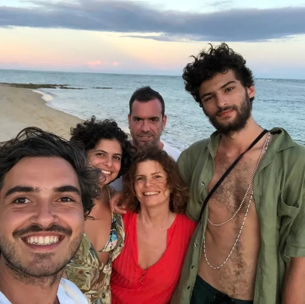 Debora Bloch posta foto com o marido e os filhos  por Reprodução/Redes Sociais 