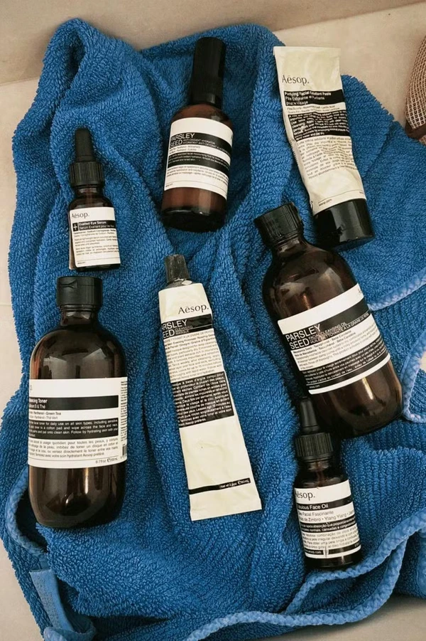 Em sua rotina de beleza, Camila Pitanga contempla em sua skincare, na sua maioria, produtos da Aesop por Arquivo pessoal 