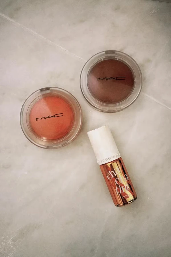 Em sua rotina de beleza Camila Pitanga gosta do efeito de pele corada feita com produtos da M.A.C Cosmetics e Benefit  por Arquivo pessoal 