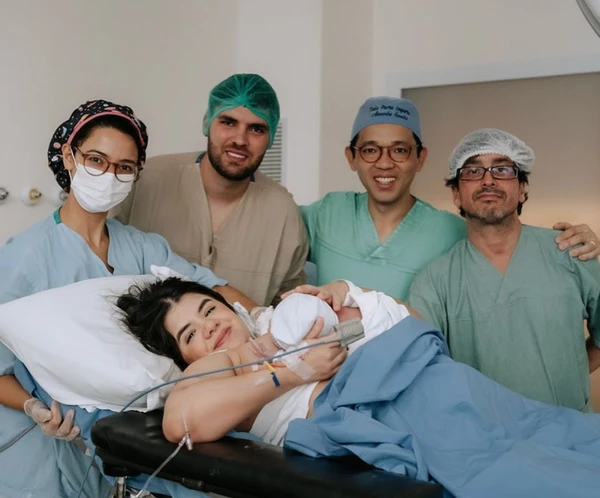 Ex-Chiquitita Carolina Chamberlain anuncia nascimento da filha, Estella  por Reprodução/Instagram/@primeirominutofotografia